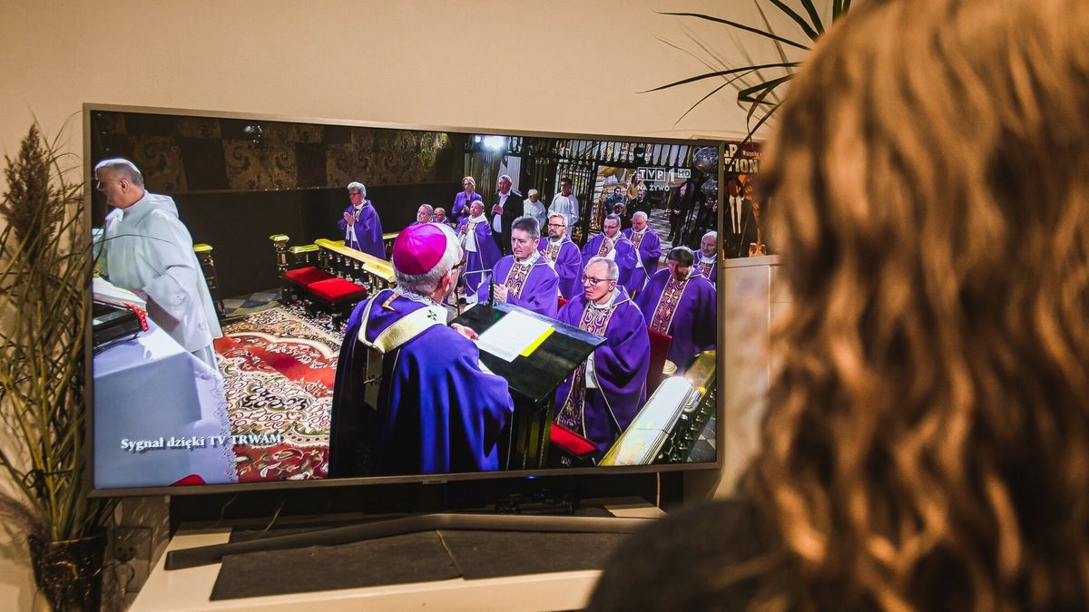 Transmisja Mszy Swietej na Jasnej Gorze
22.03.2020 - Sopot, Transmisja Mszy Swietej na Jasnej Gorze w TVP1. Msza swieta w domu w czasach Koronawirusa.  n/z  / Fot. Karol Makurat/REPORTER
Karol Makurat/REPORTER