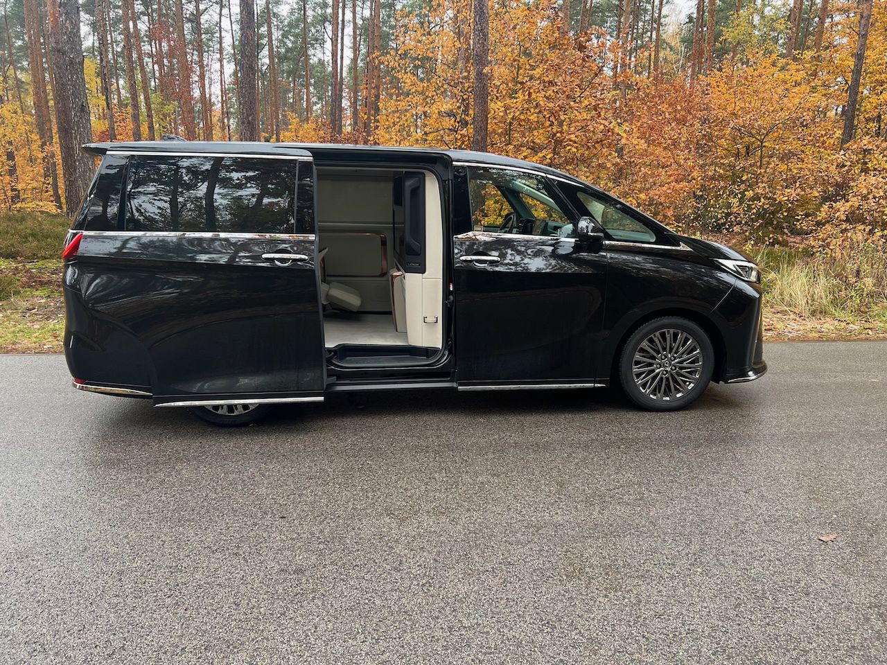 Lexus LM 350h AWD 