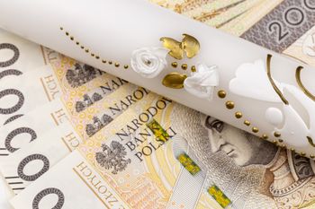 Prezent na komunię może zainteresować skarbówkę. Te limity trzeba znać