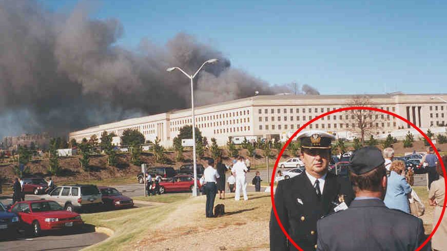 Rocznica zamachu terrorystycznego z 11 września 2001. Na fot. polscy oficerowie po szczęśliwej ewakuacji z Pentagonu