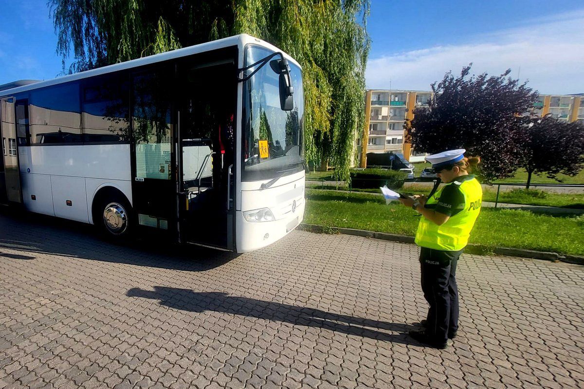 Żnin: Policjanci sprawdzają autobusy, którymi jeżdżą dzieci