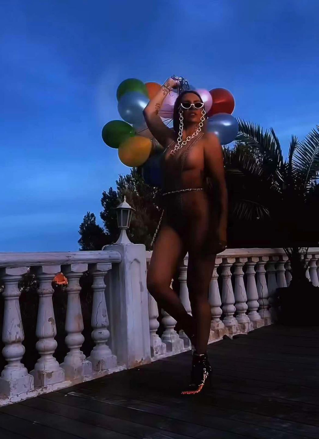 Monika Goździalska hasa w mikroskopijnym bikini