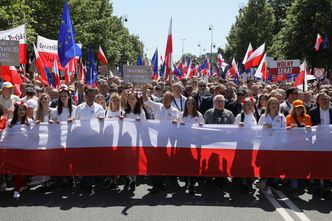 Marsz 4 czerwca. Tłumy w Warszawie. "Olbrzym się obudził"