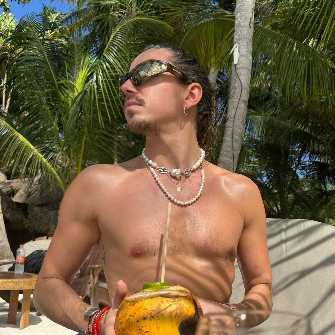 Michał Szpak wygina się na hamaku podczas rajskich wakacji