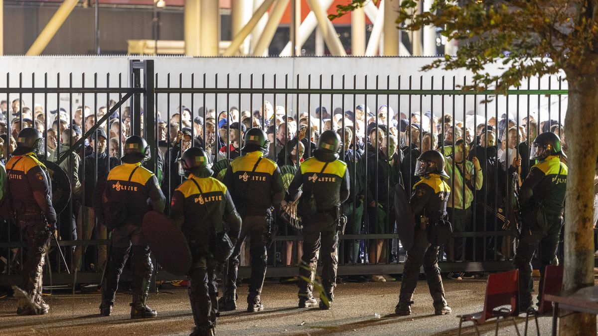 Riot police stand guard at the AFAS Stadium after the AZ - Legia Warsaw match in Alkmaar, the Netherlands, 05 October 2023 (06 October 2023). In a restless stadium Legia Warsaw supporters stormed the entrance gate and clashed with riot police. Two arrests were made after the match. EPA/Michel van Bergen Dostawca: PAP/EPA.