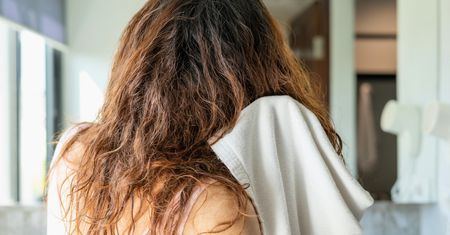 "Nie wychodź z mokrymi włosami, bo zachorujesz". Lekarz wyjaśnia, czy to prawda