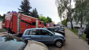 Kilka zastępów straży pożarnej na osiedlu Kosmonautów w Poznaniu