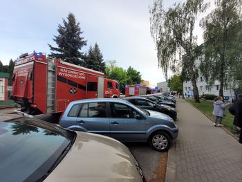 Kilka zastępów straży pożarnej na osiedlu Kosmonautów w Poznaniu