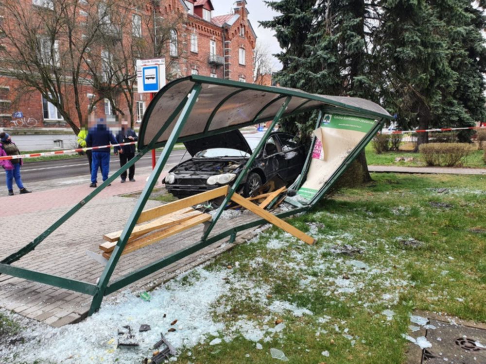 Warszawa. Pijany staranował przystanek autobusowy. Wszystko transmitował w internecie