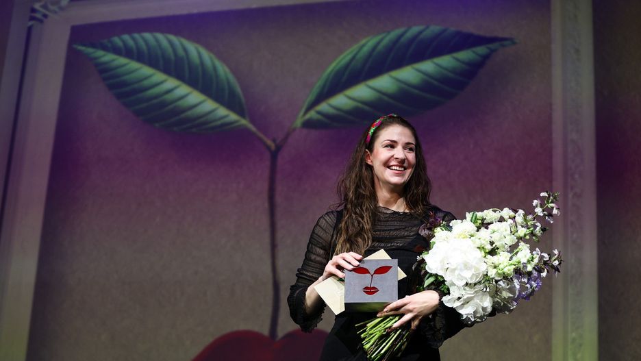 Tegoroczna Nagroda Wisławy Szymborskiej trafiła do rąk Antoniny Tosiek. Poetka odebrała statuetkę i czeka na 100 tys. zł. podczas gali w Teatrze Bagatela