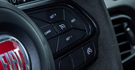 Tempomat – jak działa i jak pomaga kierowcy?