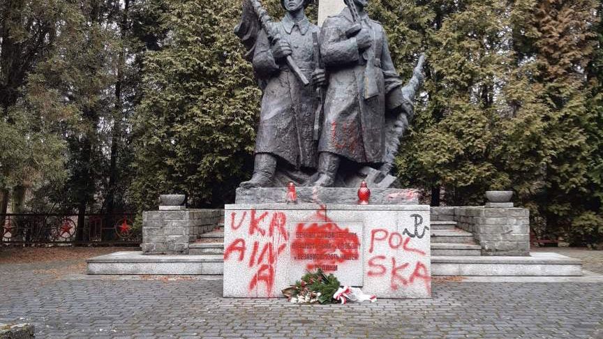 Nieznani sprawcy zdewastowali cmentarz żołnierzy Armii Czerwonej w katowickim parku Kościuszki (fot. Facebook)