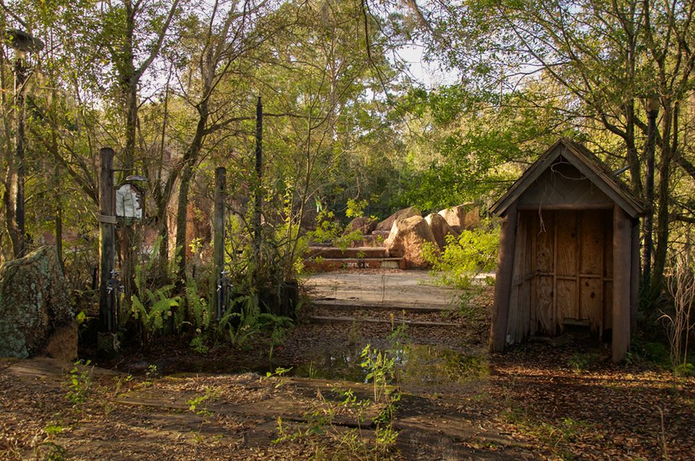 Sam projekt mówi o opuszczonym Disneylandzie, ponieważ mało ludzi wyobraża sobie jak może wyglądać zrujnowany park rozrywki – przecież to miejsce, które kojarzy się ze szczęściem i beztroską.