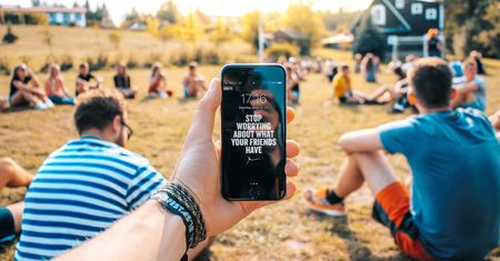 Google planuje osobny przycisk dla Asystenta Google, ulepszy go na prostych Nokiach