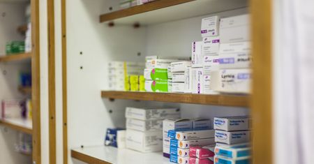 Pilne! Czołowy lek na przeziębienie wycofany z aptek. GIF ostrzega