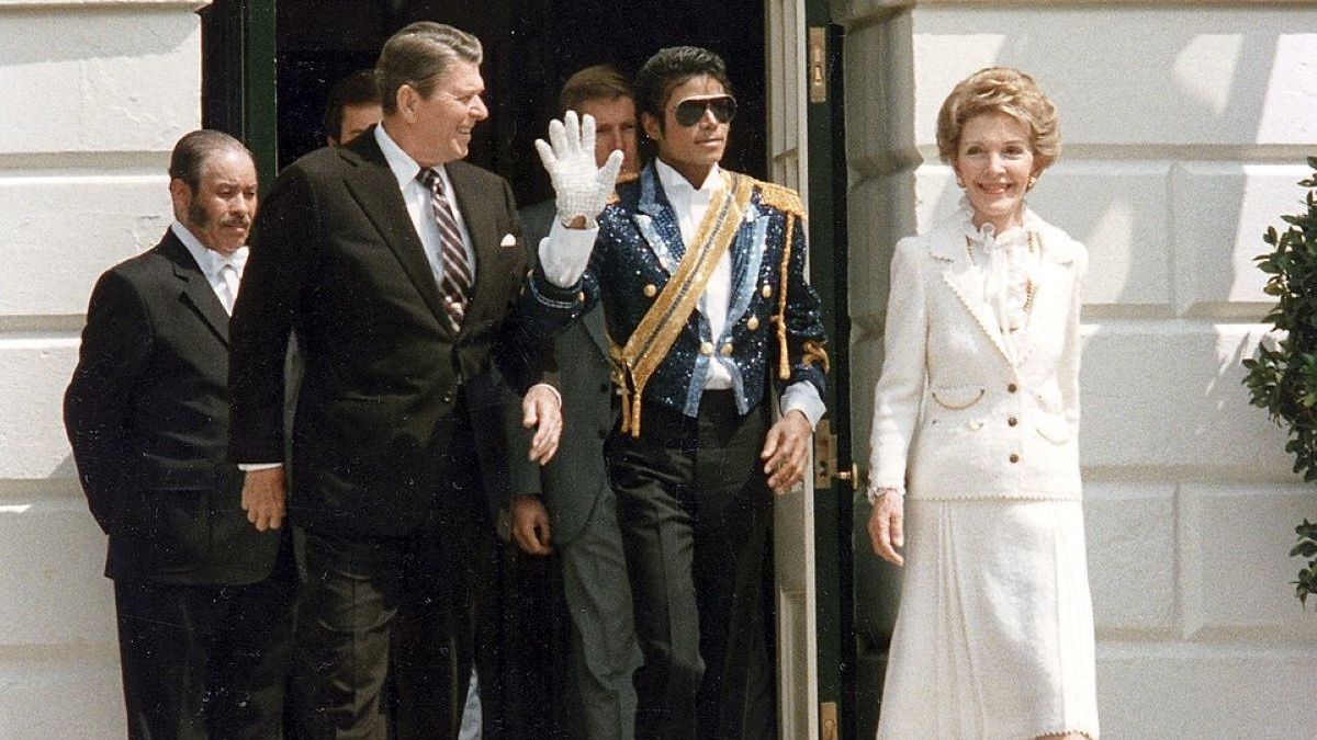 Michael Jackson w towarzystwie Ronalda i Nancy Reaganów podczas uroczystości w Białym Domu