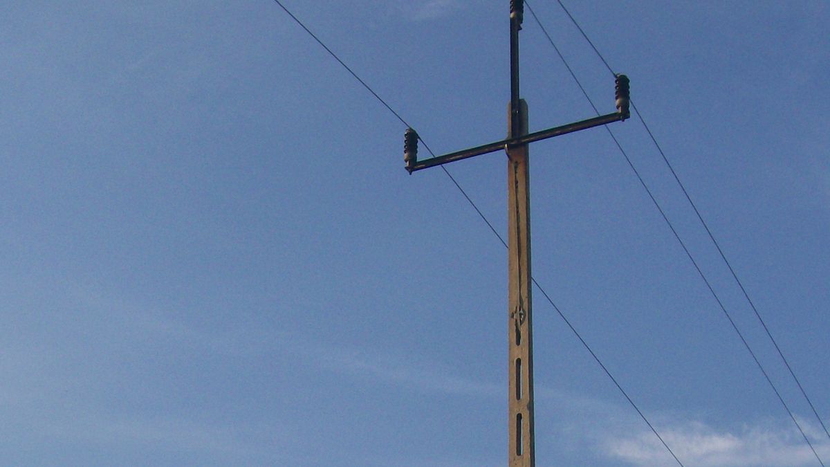 Linie energetyczne średniego napięcia. Słup energetyczny, fragment sieci przesyłowej