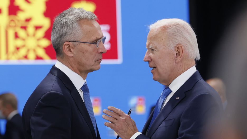 NATO Secretary-General, Jens Stoltenberg (L) chats with US President Joe Biden (R) after a press conference on the first day of the NATO Summit at IFEMA Convention Center, in Madrid, Spain, 29 June 2022. Heads of State and Government of NATO's member countries and key partners are gathering in Madrid from 29 to 30 June to discuss security concerns like Russia's invasion of Ukraine and other challenges. Spain is hosting 2022 NATO Summit coinciding with the 40th anniversary of its accession to NATO. EPA/Lavandeira Jr Dostawca: PAP/EPA.