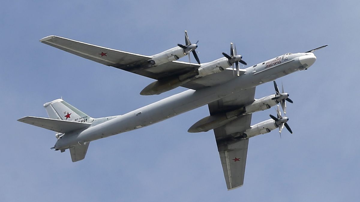 Russian strategic bomber and missile carrier TU-95MS crashes in Khabarovsk region, Russia
epa04846361 (FILE) A file picture dated 09 May 2015 shows a Russian strategic bomber and missile carrier TU-95 MS in flight during the Victory Day military parade at the Red Square in Moscow, Russia. According to media reports, a TU-95MS strategic bomber crashed 14 July 2015 in Khabarovsk region in the Russian Far East, about 80 km from the city of Khabarovsk, while making a routine training flight.  EPA/YURI KOCHETKOV 
Dostawca: PAP/EPA.
YURI KOCHETKOV