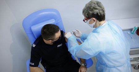 Ruszyły szczepienia policjantów. Zapisało się ponad 50 proc. funkcjonariuszy