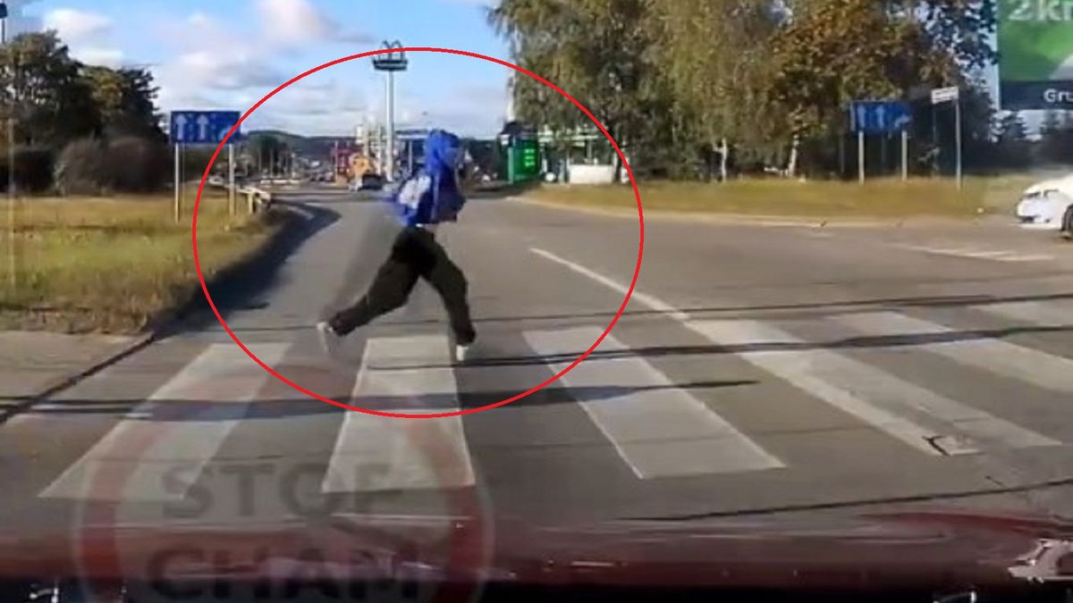 Piesza cudem uniknęła potrącenia przez auto.