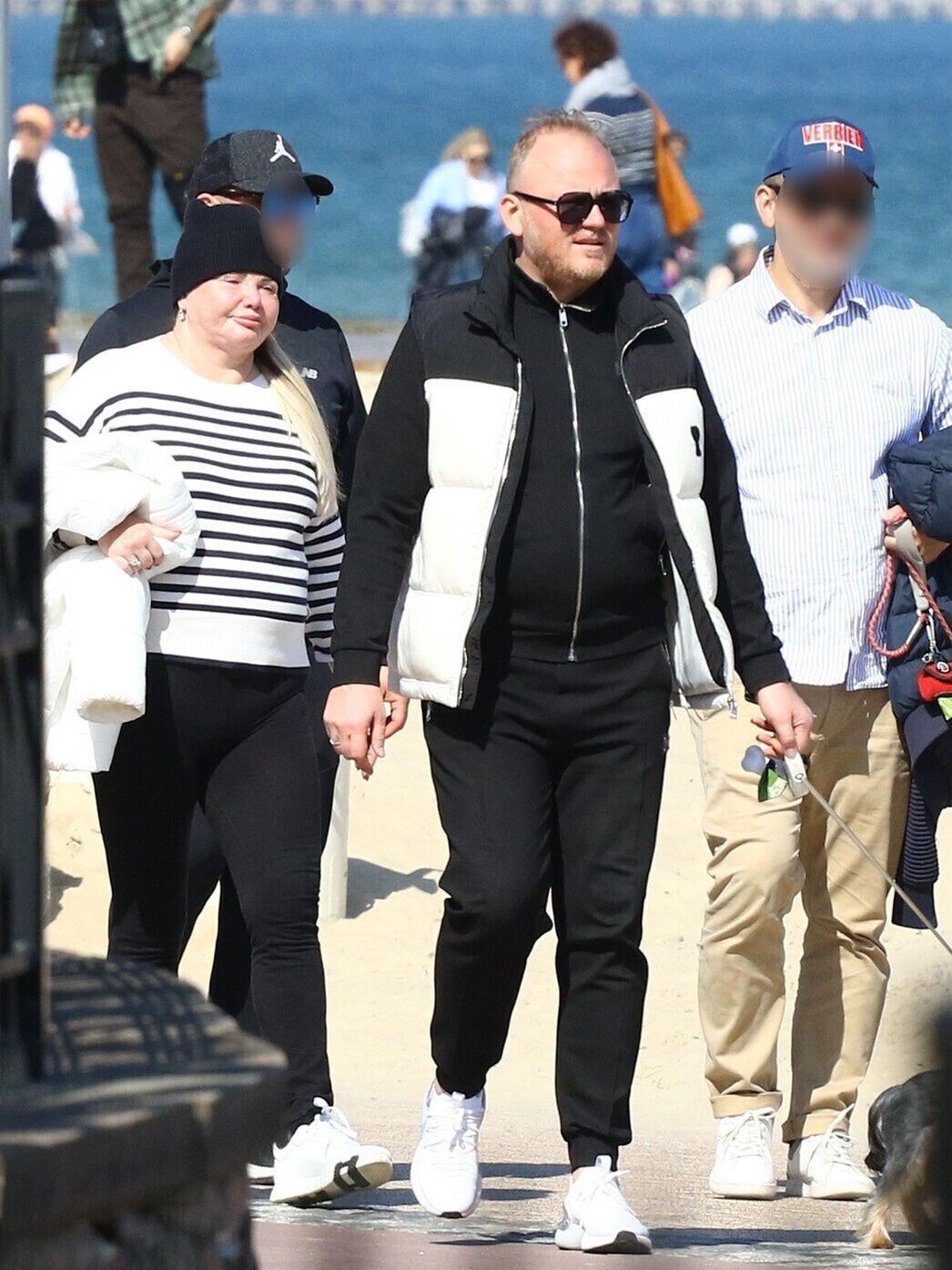 Odmieniona Katarzyna Niezgoda snuje się po Sopocie 