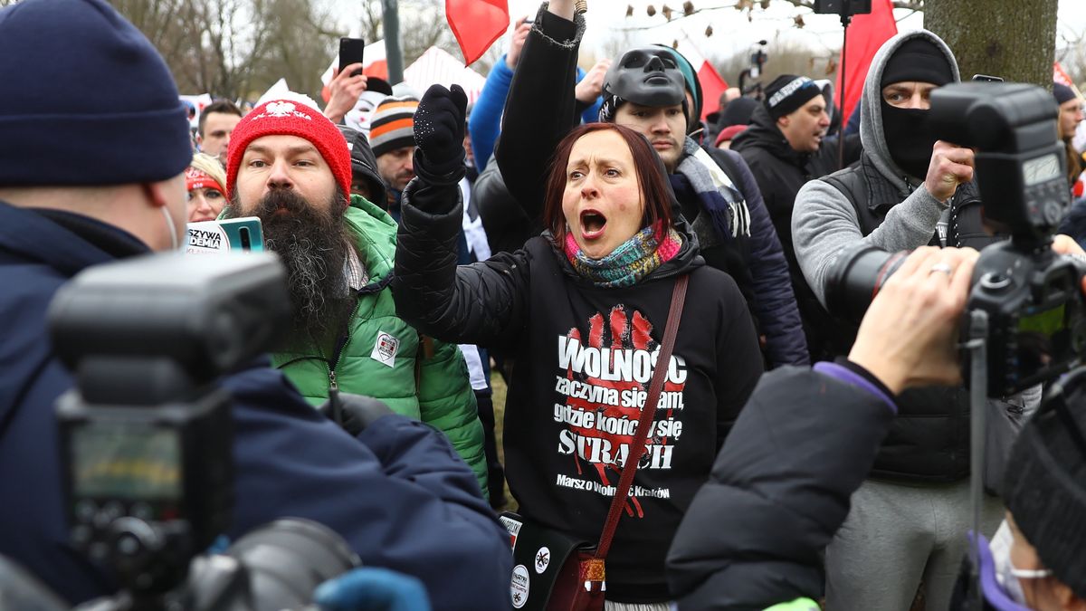 Na placu Defilad w Warszawie odbył się protest przeciwko koronawirusowym obostrzeniom