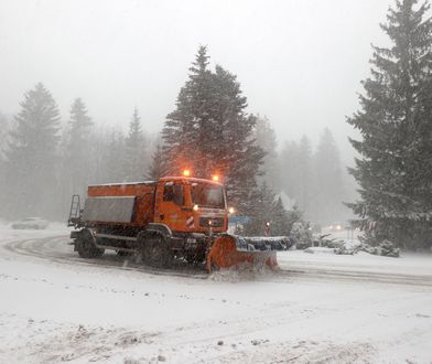 Zakopane pod śniegiem. Białego puchu jest tyle, że wywożą go ciężarówkami