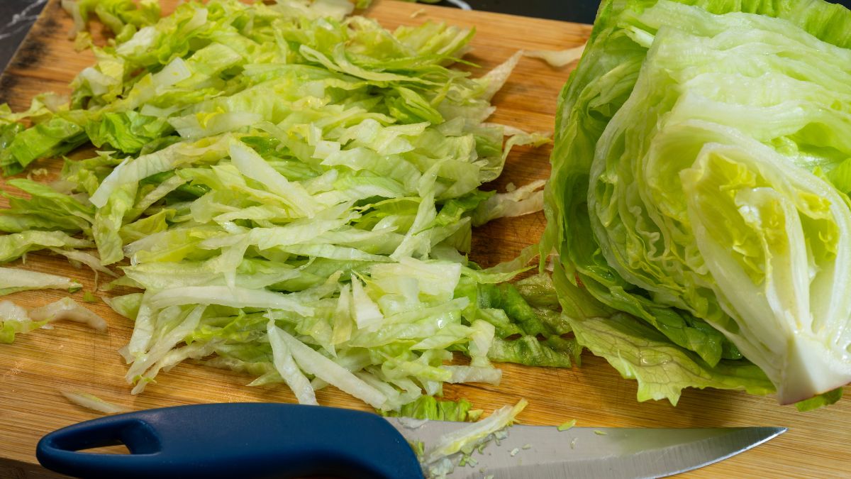 Sałata lodowa jest deliktna i lepiej jej nie kroić