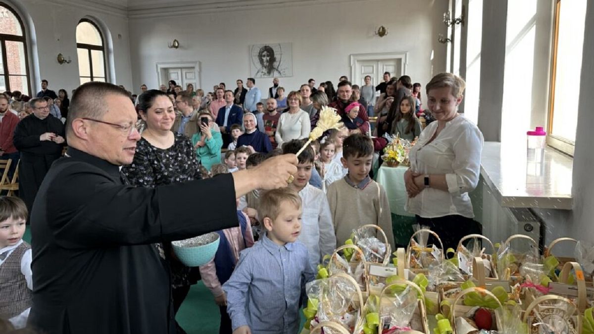 Kard. Grzegorz Ryś odwiedził przedszkole z okazji świąt Wielkiej Nocy.