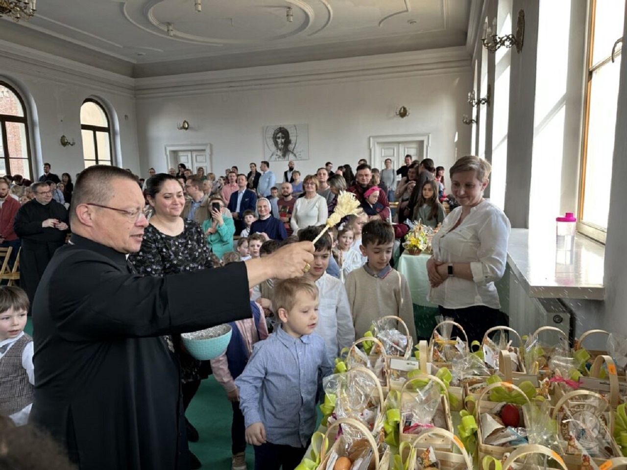 Kardynał odwiedził przedszkole. Dzieci zaprezentowały wyjątkowe przedstawienie