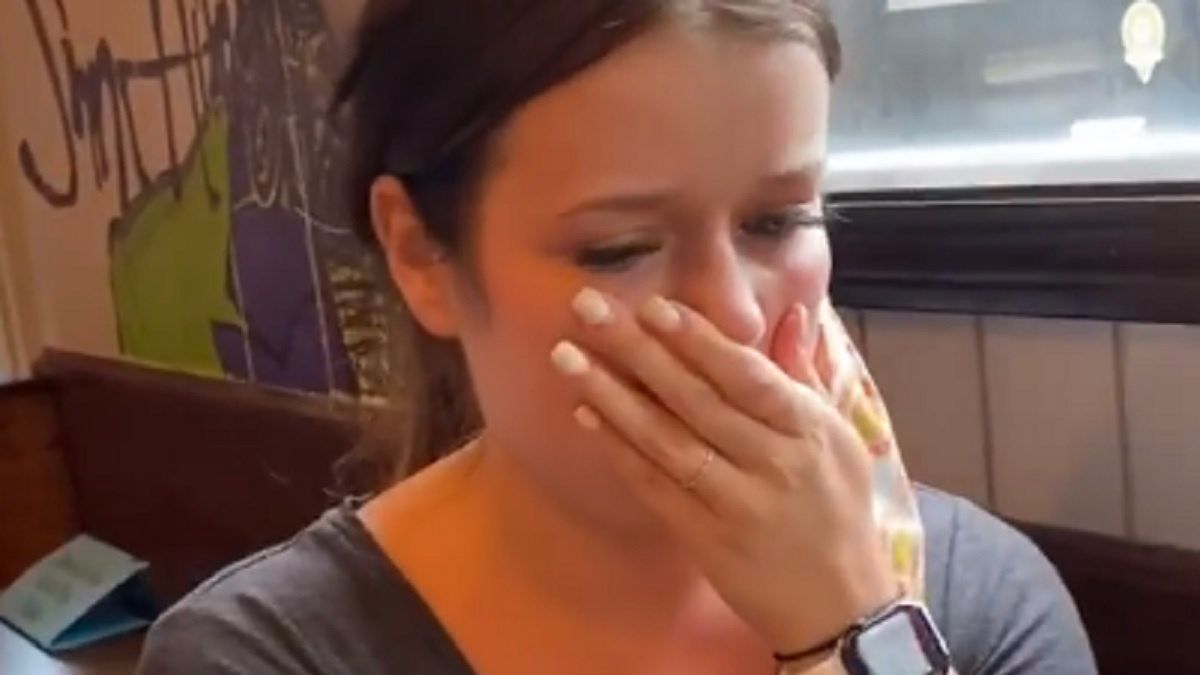 Kelnerka otrzymała ogromny napiwek. Zalała się łzami