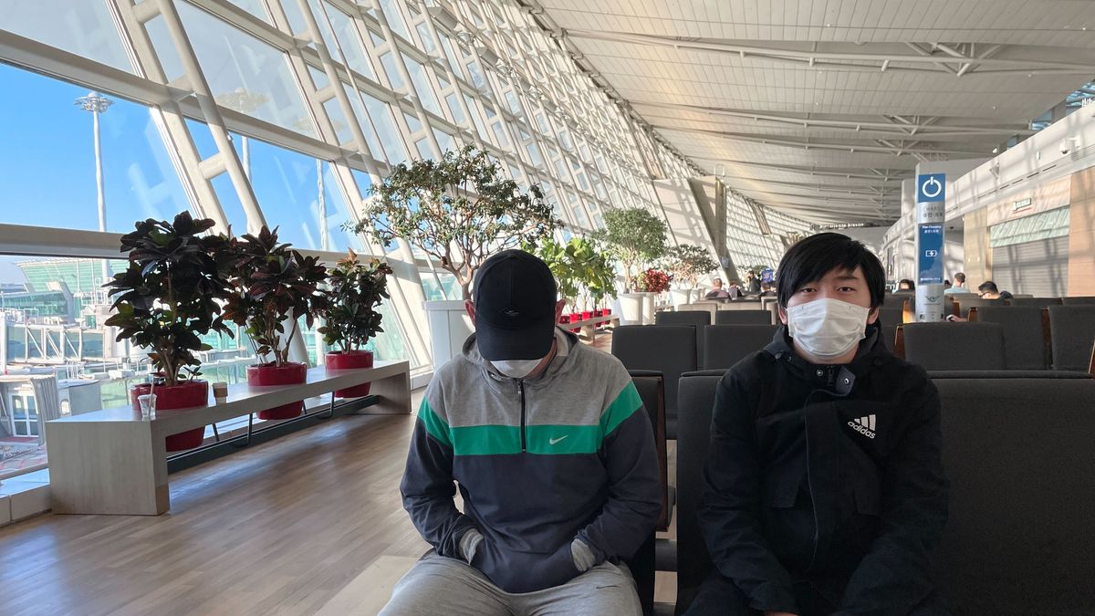 Wśród uwięzionych na lotnisku Rosjan jest 23-letni Władimir Maraktajew i 30-letni mężczyzna, przedstawiający się jako Andriej 