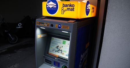 Znana sieć wprowadza zmiany w bankomatach. Nieuważni mogą zapłacić