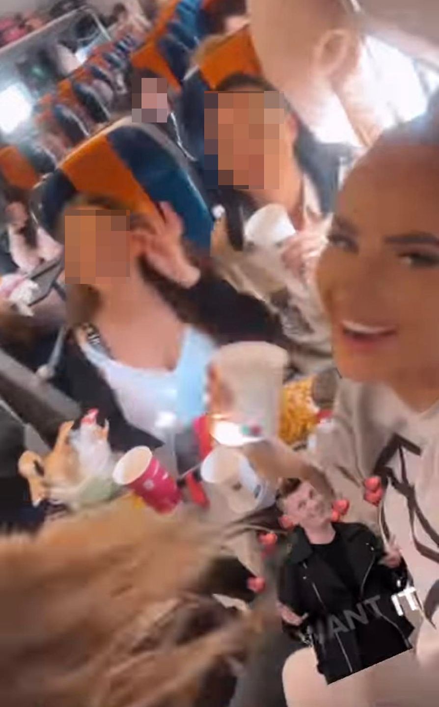 Izabela Macudzińska z koleżankami w pociągu