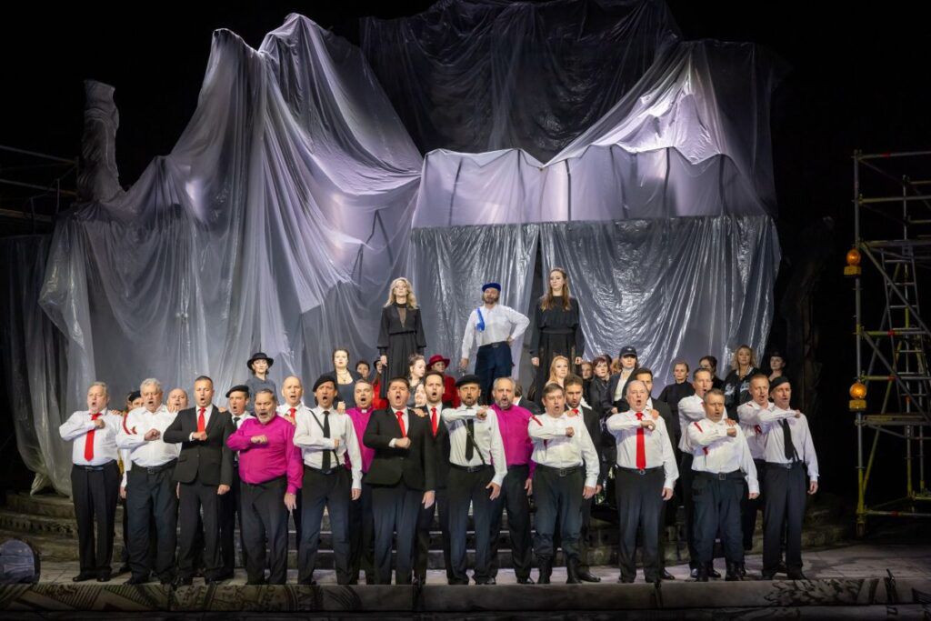 „Hrabina” Stanisława Moniuszki w Poznaniu. Scena zbiorowa © Bartek Barczyk, archiwum Teatru Wielkiego w Poznaniu