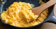 W 10 minut zrobisz idealnie kremową i puszystą jajecznicę. Potrzebujesz tylko trzech składników
