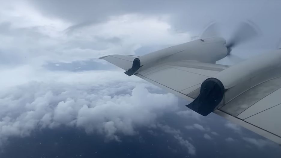 Samolot NOAA przelatujący w huraganie