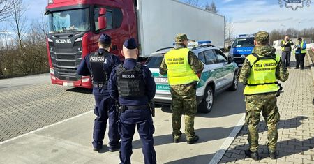 Śląska Policja kontroluje pojazdy w związku z zagrożeniem pryszczycą