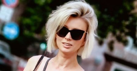 Przechadzała się po hiszpańskich uliczkach. Miała sukienkę z wycięciami