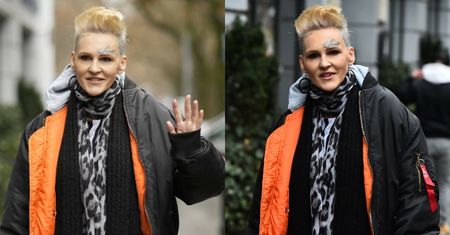 Agnieszka Chylińska w blond włosach i tatuażach na twarzy śle uśmiechy pod "DD TVN"