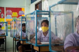 Szkoła w Tajlandii używa plastikowych kojców, by oddzielić uczniów podczas pandemii. "Zostały wprowadzone zmiany, które trzeba było wprowadzić"