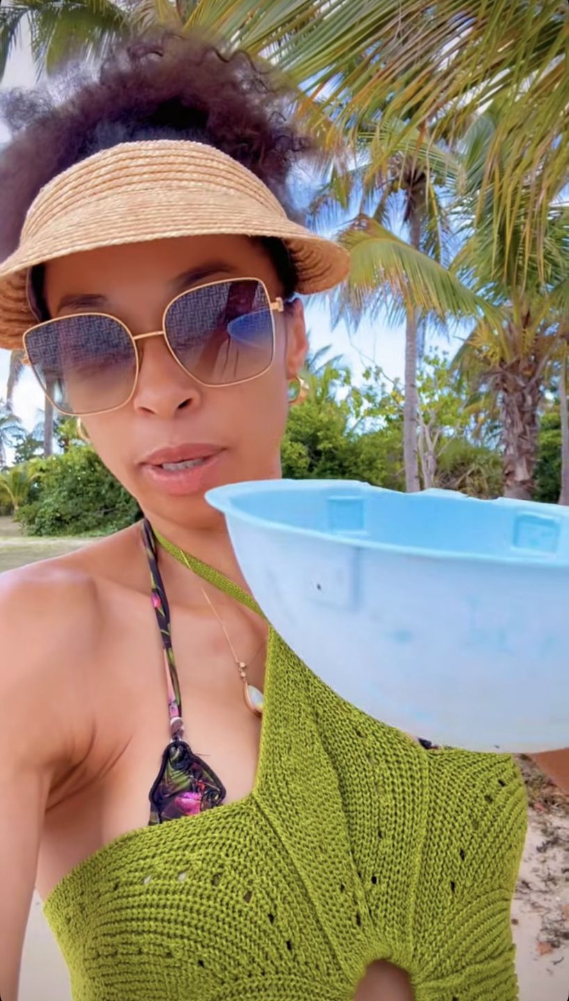 Omenaa Mensah załamana śmieciami na plaży