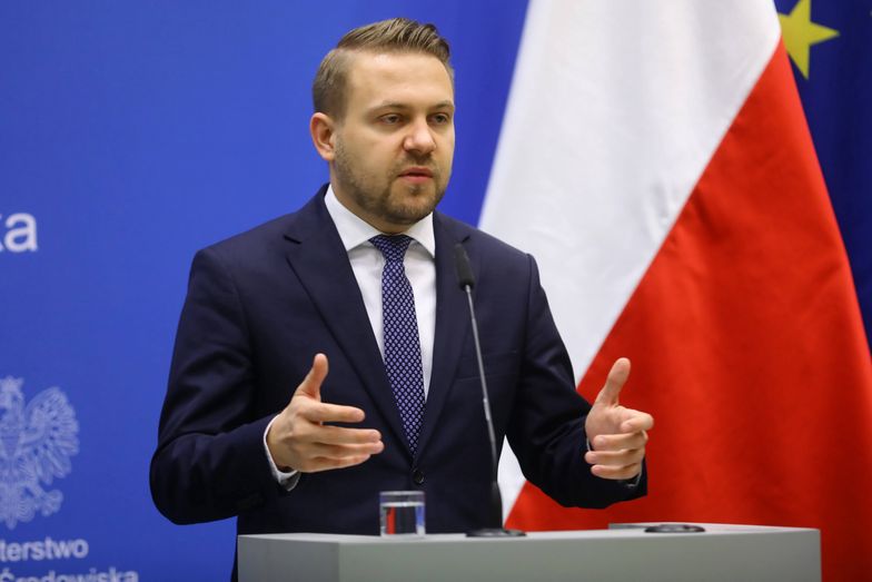 Na zdjęciu wiceminister klimatu Jacek Ozdoba w trakcie konferencji prasowej