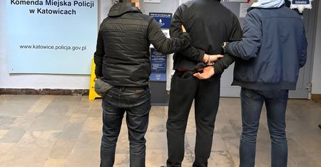 Zamaskowany napastnik z nożem w samochodzie. 43-latek z Chorzowa trafił do aresztu