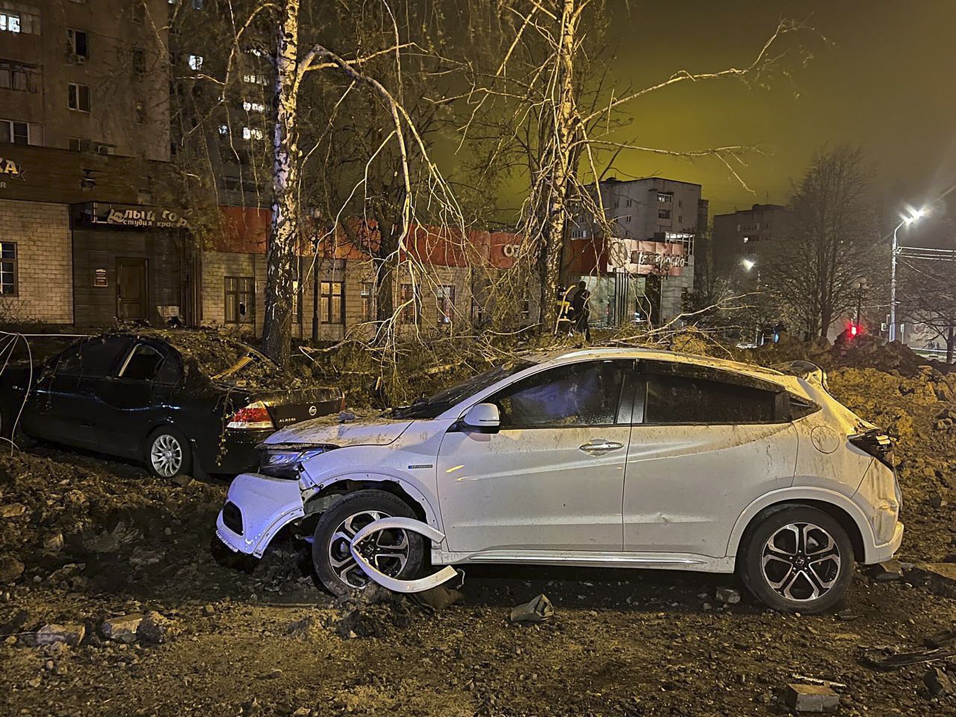 A handout photo made available by the Governor of the Belgorod Region Vyacheslav Gladkovâ��s telegram channel shows damaged cars near the blast crater in downtown Belgorod, Russia, 20 April 2023, (issued 21 April 2023) The Russian Ministry of Defense reported that on the evening of 20 April, a Su-34 bomber over Belgorod experienced an abnormal munition drop, and an investigation was underway. According to preliminary data, two people were injured in the blast. EPA/BELGOROD GOVERNOR VYACHESLAV GLADCOV TELEGRAM CHANNEL/HANDOUT HANDOUT EDITORIAL USE ONLY/NO SALES Dostawca: PAP/EPA.