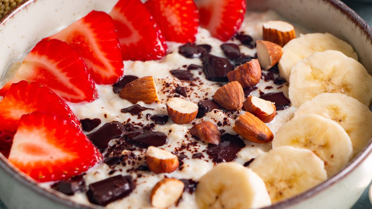 Migdałowa jaglanka z owocami i czekoladą