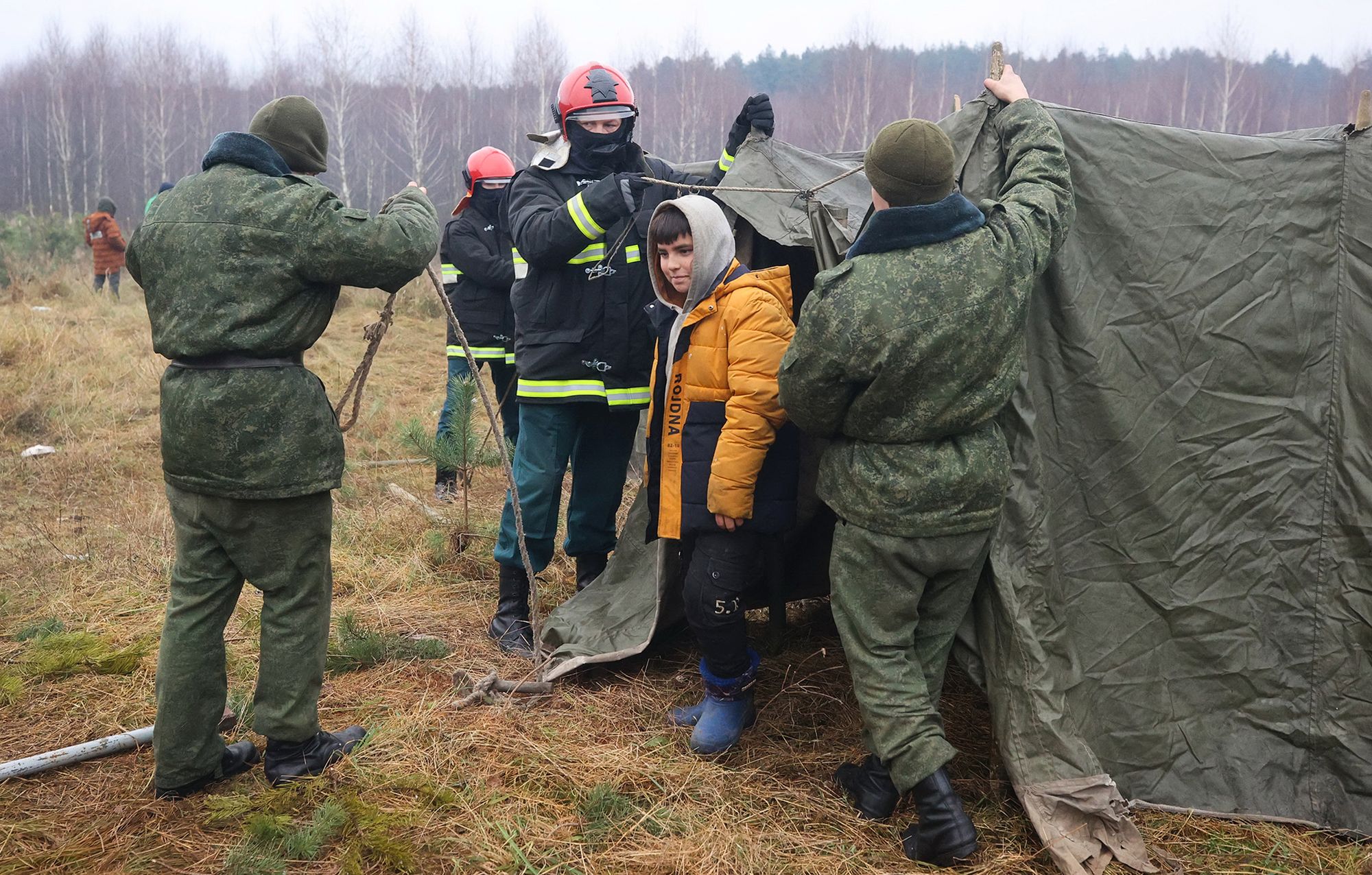 Kryzys na granicy: Białorusini pomagają budować obóz migrantom i dostarczają im prąd 2