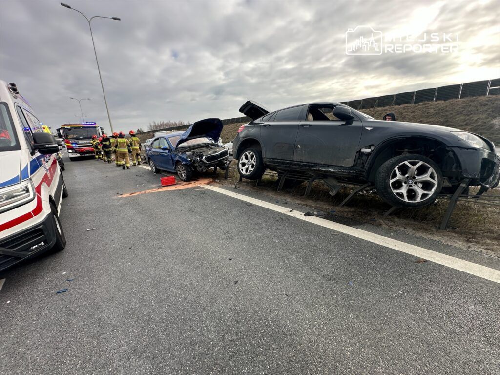 Mazowieckie: Poważny wypadek na trasie S2. BMW i skoda wiszą na barierkach linowych