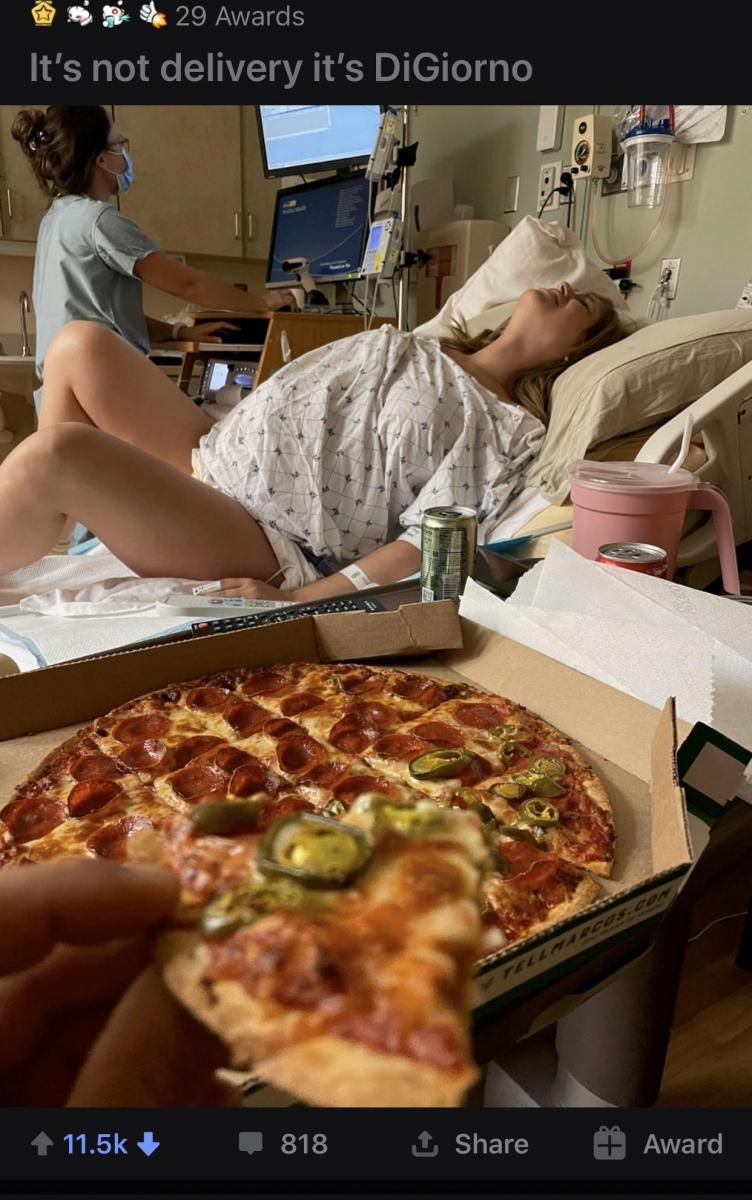 Mężczyzna zajada pizzę podczas porodu partnerki 